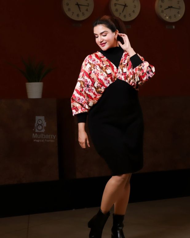 Honey Rose took the internet by storm by showing her back in 180 degrees..!  The video is spreading like wildfire..!-oneindia news