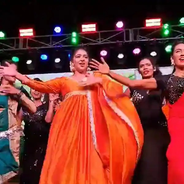 Lakshmi-Lakshmi Menon caught within the crowd.. Pushing on the pageant..!-oneindia news