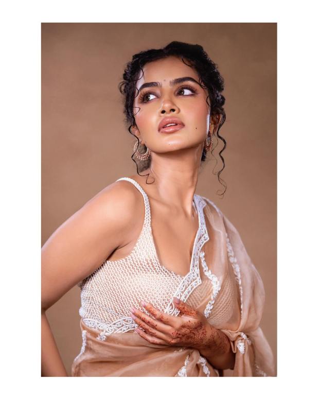 Anupama Parameswaran-Actress Anupama Parameswaran in a really unhealthy costume, holding her former magnificence in her hand..!-oneindia news