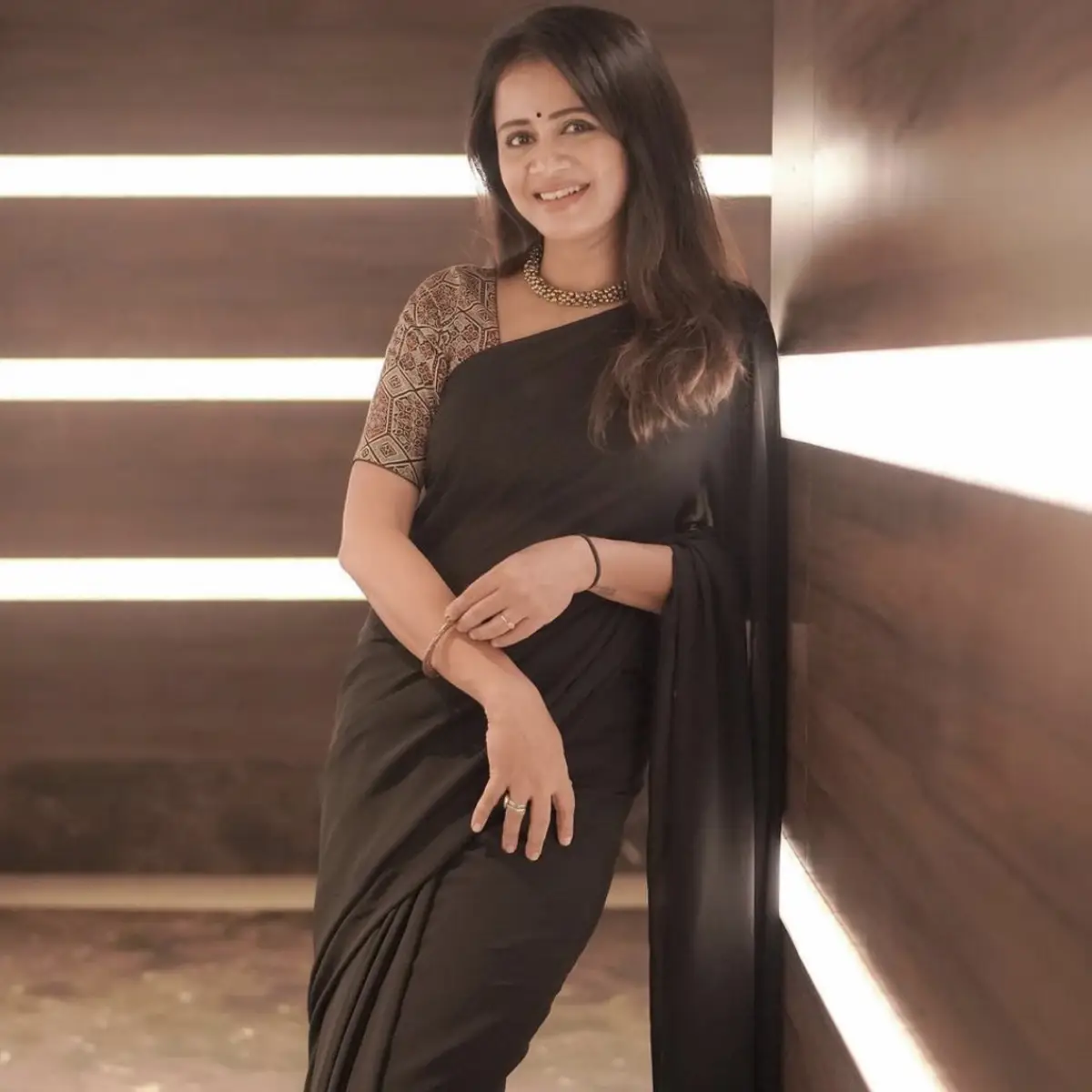 Hot photoshoot in black dress... Anjana gets kicks at the sight..!-oneindia news