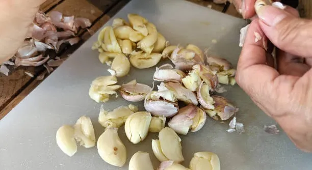 Peeling garlic is now very easy: watch this video-oneindia news