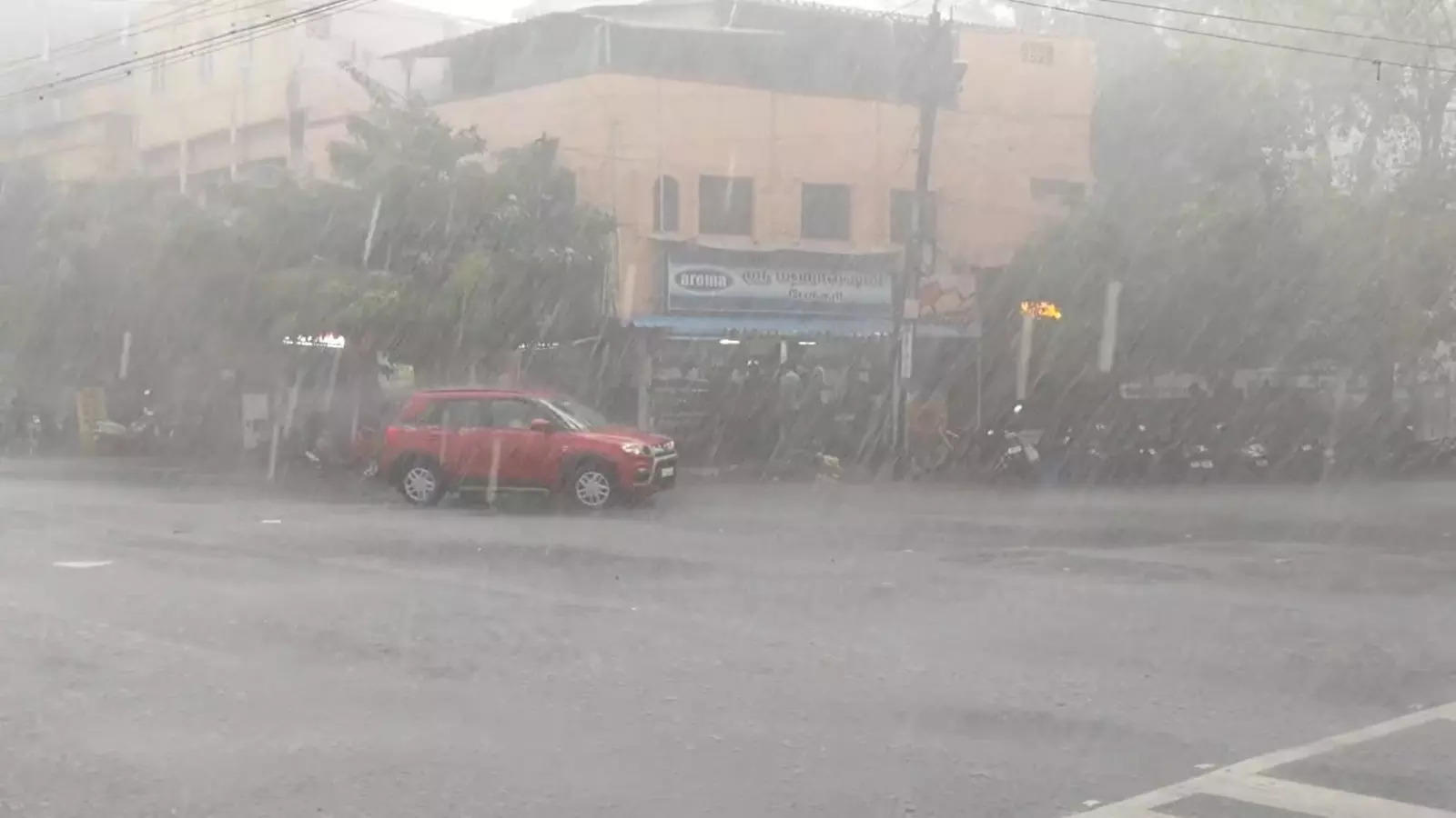 Rain In Coimbatore, the summer rain that cooled Coimbatore!  Children who are happy to jump and play!-oneindia news