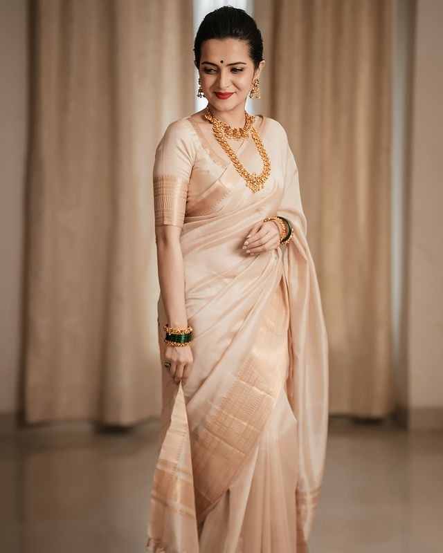 DD posing as a traditional goddess in a saree - Likes are piling up pics!-oneindia news