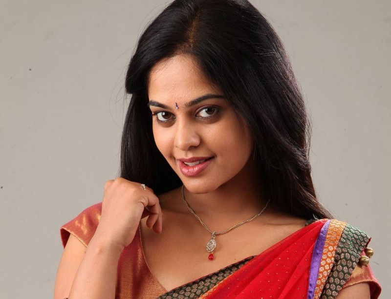 Isn't there even a piece of cloth for that..?  Fans rushed to see Bindu Madhavi..!-oneindia news