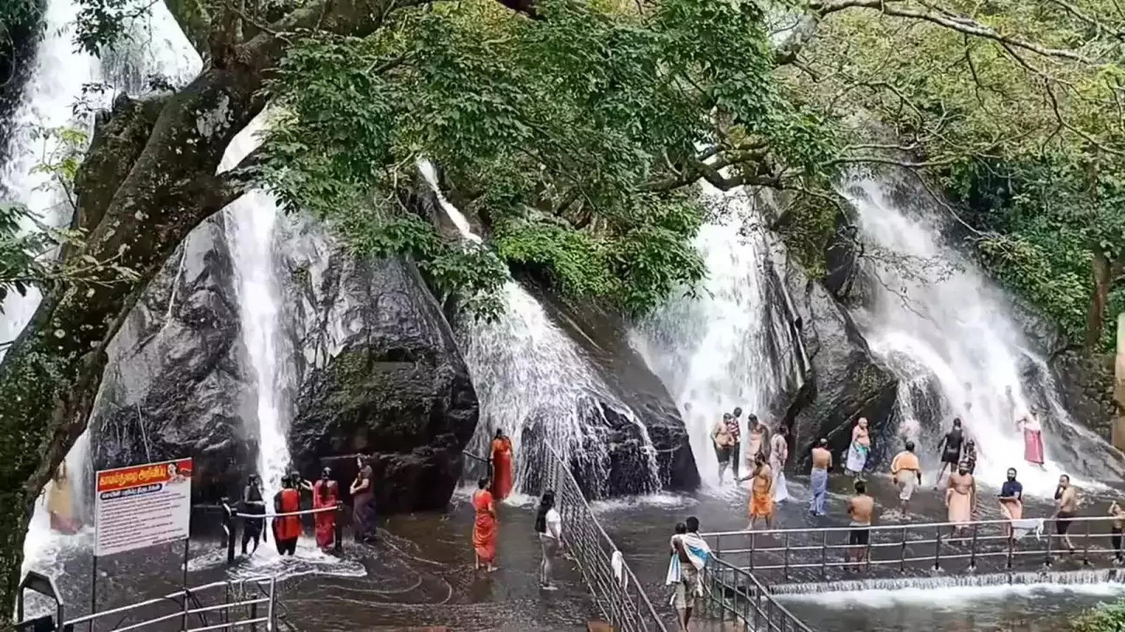 Courtallam Water Falls, Weekend Vacation: Tourists throng Courtallam Falls... Exciting Bath!-oneindia news