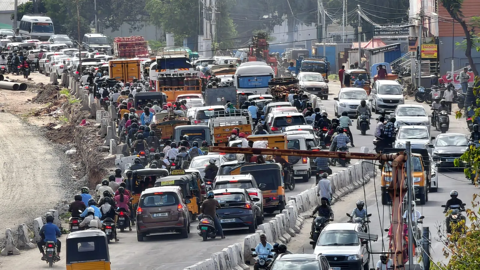 Flyover, road widening works: Heavy traffic congestion at various places in Coimbatore-oneindia news