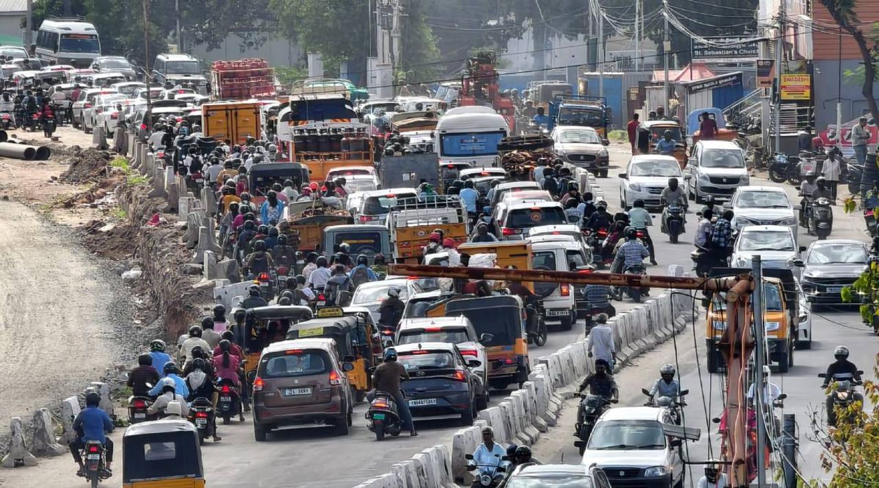 Flyover, road widening works: Heavy traffic congestion at various places in Coimbatore-oneindia news