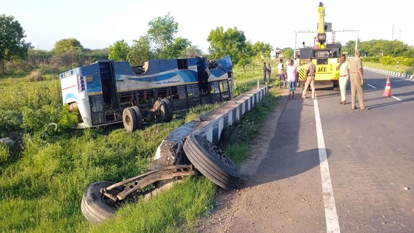 Government bus overturned in Virudhunagar Chatur!  39 people were injured.. a woman died!-oneindia news