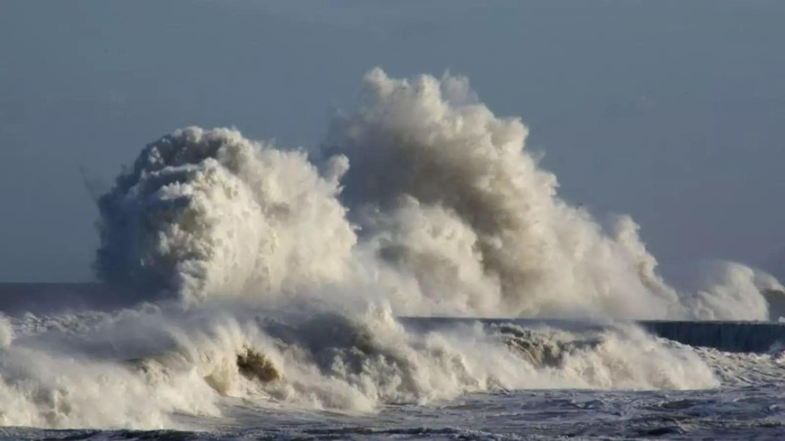 Kallakadam event in Tamil Nadu sea.. Sea waves rising several feet high.. Warning for 4 districts!-oneindia news