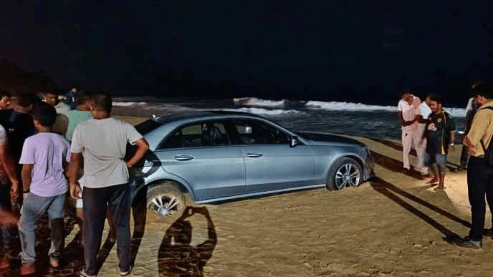 Mercedes luxury car stuck in beach sand.. Do you know what happened next?-oneindia news