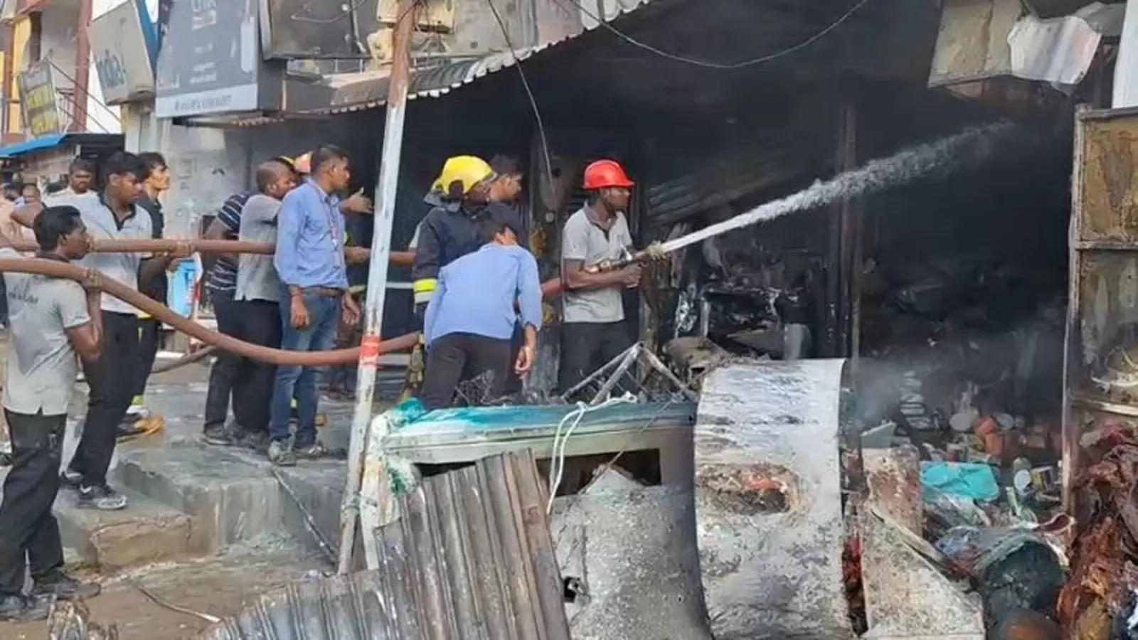 Paint Shop Fire Accident, a terrible fire accident in a paint shop in Kanchi!  - Fire accident in paint shop at Kanchipuram-oneindia news