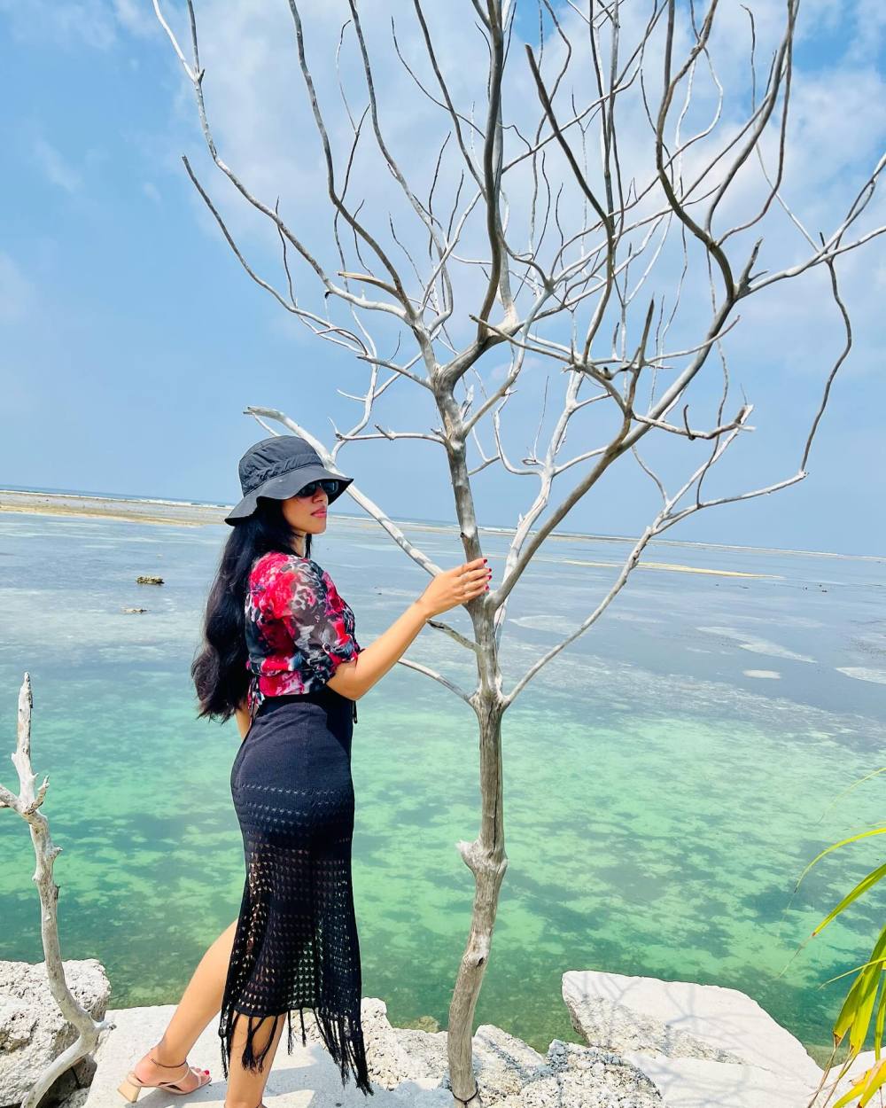 Myrnalini Ravi is standing as a glamor queen on a desert island with a tattered skirt..!-oneindia news