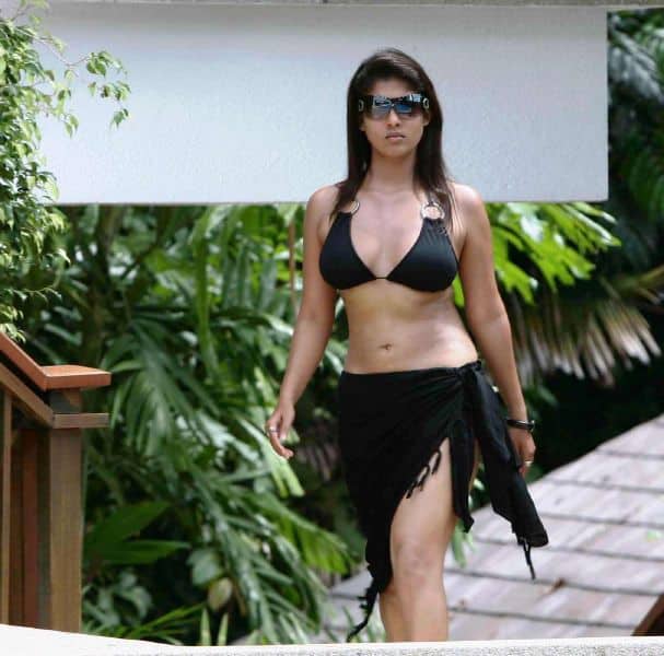 Nayanthara stood in front of him in a wet bathing suit.-oneindia news