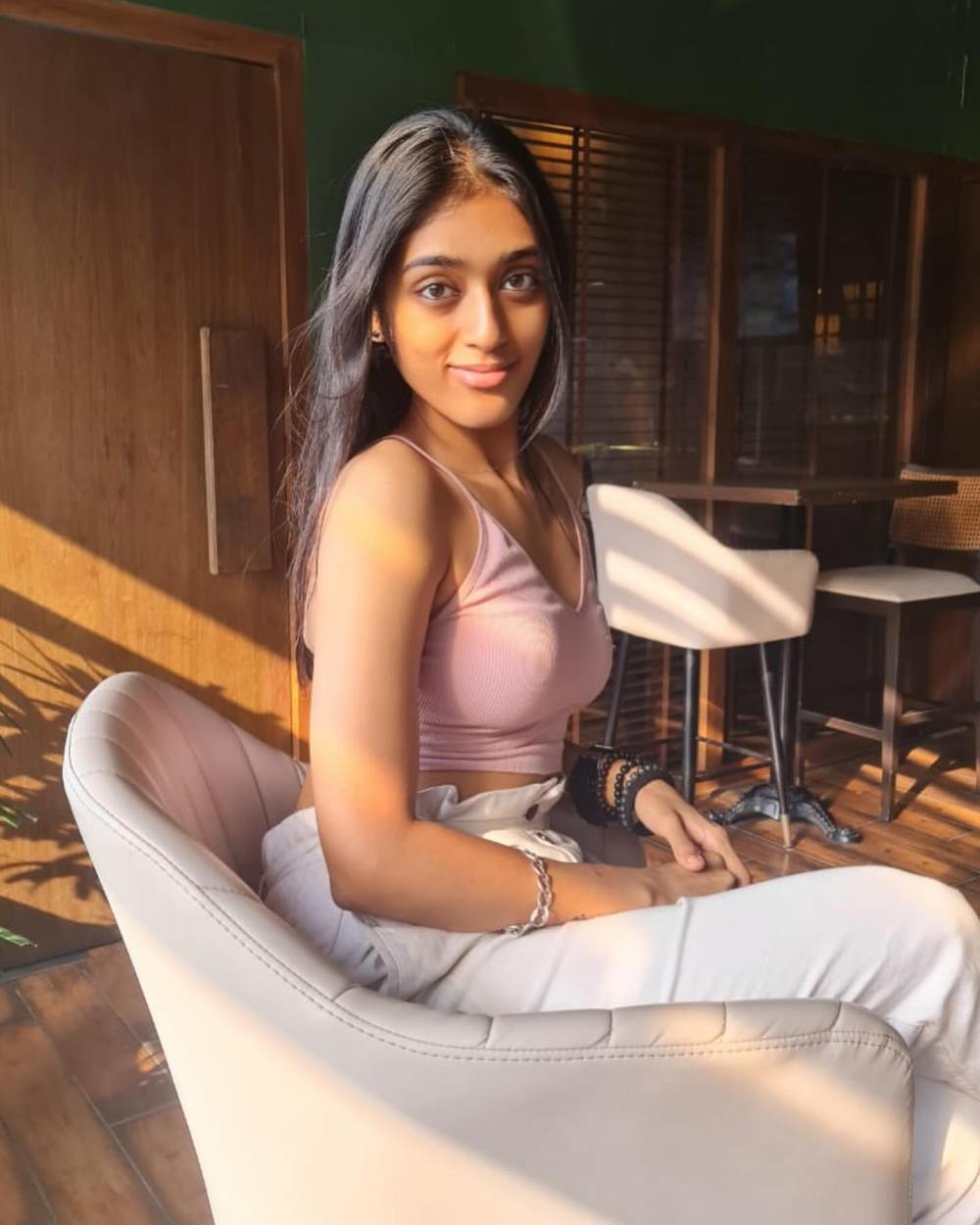 Devadarshini's daughter Niyathi Gadambi breaks limits in glamour..!  Young people who are shocked to see..!-oneindia news