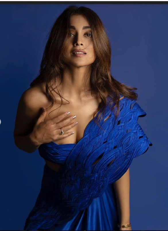 With her hand on her chest.. 42 year old actress Shreya Uchcha Gatta glamor pose..!-oneindia news