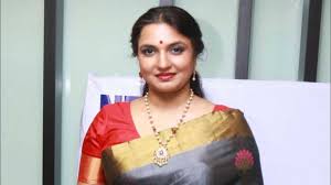 The dress hanging on the window.. saree.. actress Sukanya adjustment inside the room..!-oneindia news