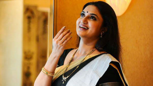 The dress hanging on the window.. saree.. actress Sukanya adjustment inside the room..!-oneindia news