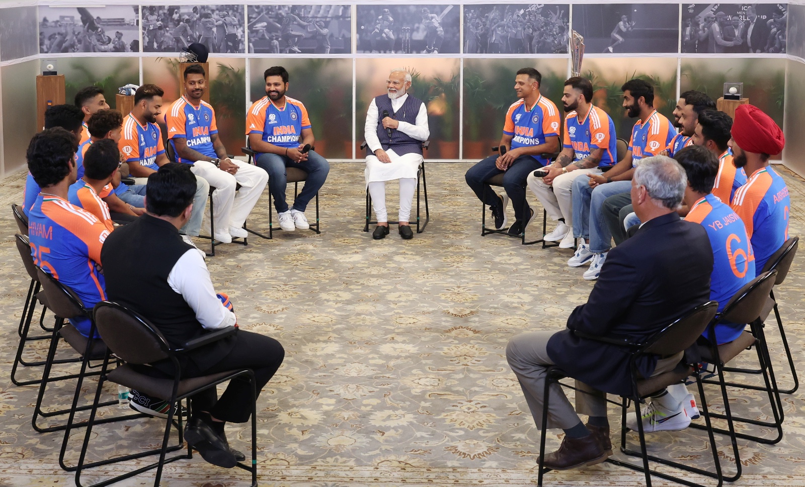 Narendra Modi with Victory Team India (file image)