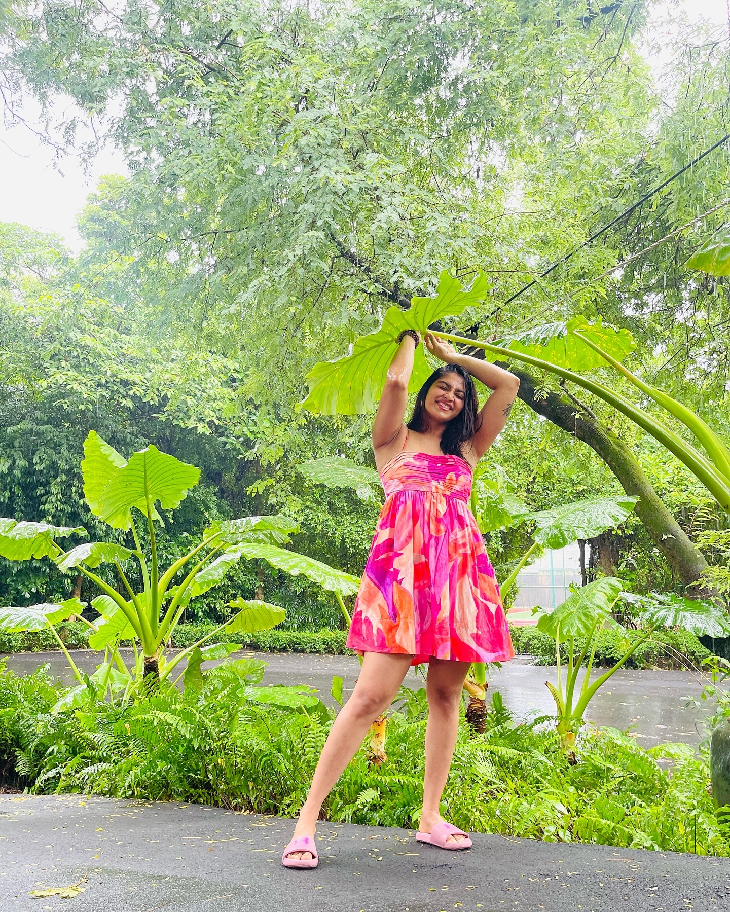 That's how we tie the knot.. Shivani Narayanan showing a magical glamor in the bush..!